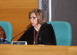 Adelaida de la Calle durante la investidura como Doctor "Honoris Causa" de D. Javier Aracil Santonja por la Escuela Técnica Superior de Ingeniería Industrial de la Universidad de Málaga. Rectorado. Diciembre de 2013