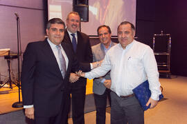 Entrega de regalo en la cena del 3º Congreso Internacional de Actividad Físico-Deportiva para Mayores de la Universidad de Málaga. Hotel Barceló Málaga. Marzo de 2009