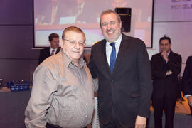 Entrega de regalo en la cena del 3º Congreso Internacional de Actividad Físico-Deportiva para Mayores de la Universidad de Málaga. Hotel Barceló Málaga. Marzo de 2009