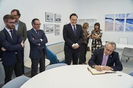José Ángel Narváez firma el libro de firmas de la nueva facultad de Psicología y Logopedia de la Universidad de Málaga. Campus de Teatinos. Octubre de 2022