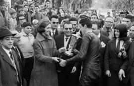 Paco González recibe el trofeo como ganador absoluto del II Premio Costa del Sol de Motociclismo y del XIV Gran Premio Motociclista de Invierno de Málaga. Febrero, 1963.