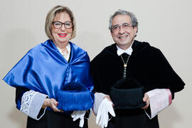 Retrato de José Ángel Narváez y Adelaida de la Calle previo a su imposición de la Medalla de Oro de la Universidad de Málaga. Paraninfo. Mayo de 2016