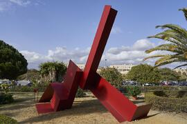 Escultura "6+1", de José Ignacio Díaz de Rábago. Facultad de Ciencias de la Educación y Psicología. Campus de Teatinos. Enero de 2022