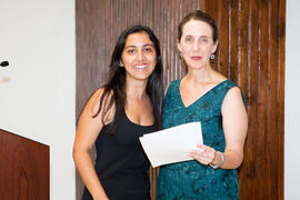 María José Fernández con una alumna en su graduación. Centro Internacional de Español. Julio de 2014