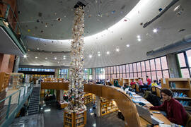Biblioteca General con la instalación "Biblioteca de Babel XIII", de José Ignacio Díaz de Rábago. Campus de Teatinos. Enero de 2018