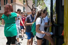 Alumnos subiendo al autobús. Salida desde el Campus de El Ejido. Aventura Amazonia Marbella. Olimpiada Española de Economía, Fase Nacional. Calle Miguel Bueno Lara. Málaga. Junio de 2015