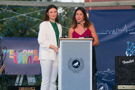 Presentadoras del acto de bienvenida a los alumnos de intercambio internacional de la Universidad de Málaga. Jardín botánico. Octubre de 2017