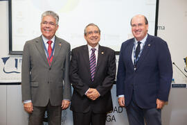 Anísio Brasileiro, José Ángel Narváez y José Ramón González en la ceremonia de apertura del XVI encuentro de rectores de Brasil, Portugal y España. Edificio del Rectorado. Octubre de 2015