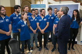 José Ángel Narváez con los estudiantes del proyecto "UMA Racing Team 2017/2018". Edificio del Rectorado. Junio de 2017