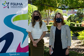 Cristina Mena y Theresa Zabell momentos previos a su conferencia en el ciclo "Dialogando" de la Fundación General de la Universidad de Málaga. Jardín Botánico. Mayo de 2021