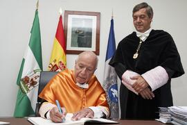Firma de Alejandro Portes previa a su investidura como Doctor "Honoris Causa" por la Universidad de Málaga. Paraninfo. Octubre de 2024
