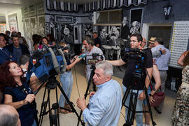 Ángel Idígoras atiende a los medios de comunicación en la inauguración de su mural en la Facultad de Ciencias Económicas y Empresariales de la Universidad de Málaga. Campus de El Ejido. Junio de 2022