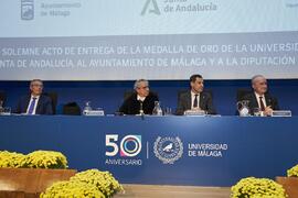 José Francisco Salado, José Ángel Narváez, Juan Manuel Moreno y Francisco de la Torre. Imposición de la Medalla de Oro de la Universidad de Málaga a Junta de Andalucía, Diputación Provincial de Málaga y Ayuntamiento de la capital. Paraninfo. Noviembre de 2023