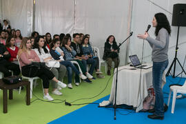 Profesora de Ciencias imparte una charla sobre su titulación. Jornadas de Puertas Abiertas de la Universidad de Málaga. Complejo Polideportivo Universitario. Abril de 2018