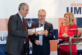 Carlos de la Heras procediendo al nombramiento de Salvador Díaz Cano como miembro de honor de la Asociación de Antiguos Alumnos de la Universidad de Málaga. Foro Alumni-UMA. Mayo de 2014