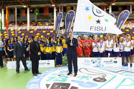 Jose Roberto Athayde ondeando la bandera de FISU. Acto de clausura y entrega de medallas. 14º Campeonato del Mundo Universitario de Fútbol Sala 2014 (FUTSAL). Antequera. Julio de 2014