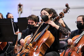 Violonchelista. Concierto de Bandas Sonoras de la 31 edición de Fancine de la Universidad de Málaga. Auditorio de la Escuela Técnica de Ingeniería de Telecomunicaciones e Informática. Noviembre de 2021
