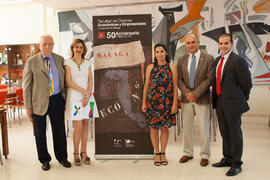 Foto de grupo. Entrega de Becas de la Cátedra Santander de Responsabilidad Social Corporativa. Facultad de Ciencias Económicas y Empresariales. Julio de 2015