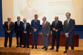 Foto de grupo previa a la conferencia de Pablo Hernández de Cos en la Facultad de Ciencias Económicas y Empresariales de la Universidad de Málaga. Paraninfo. Octubre de 2022