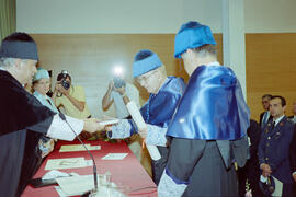 Investidura como Doctor "Honoris Causa" de D. Alberto Dou i Mas de Xexàs por la Universidad de Málaga. Salón de Actos del Rectorado. Mayo de 2002