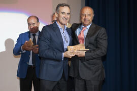 Entrega de distinción a Javier Ramírez. Gala del Deporte Universitario. Escuela Técnica Superior de Ingeniería de Telecomunicaciones. Junio de 2015