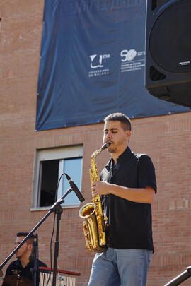 Concierto en el jardín de la facultad como parte del acto de bienvenida a los alumnos de primer curso de Económicas. Paraninfo. Septiembre de 2014