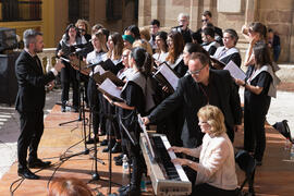 Coro Oficial de la Universidad de Málaga. Acto de la Hermandad de los Estudiantes en la Catedral. Plaza del Obispo, Málaga. Abril de 2019