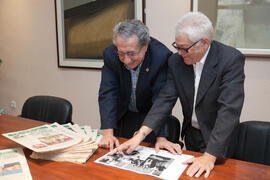 Juan de Dios Mellado y José Ángel Narváez. Firma del convenio para la donación del archivo fotográfico y la colección completa del Diario 16. Facultad de Ciencias Económicas y Empresariales. Marzo de 2015