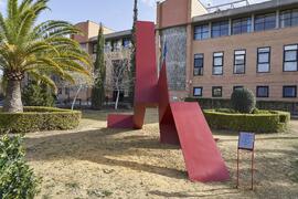 Escultura "6+1", de José Ignacio Díaz de Rábago. Facultad de Ciencias de la Educación y Psicología. Campus de Teatinos. Enero de 2022
