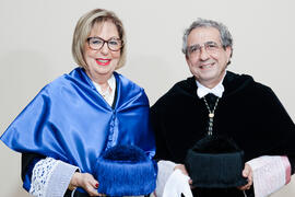Retrato de José Ángel Narváez y Adelaida de la Calle previo a su imposición de la Medalla de Oro de la Universidad de Málaga. Paraninfo. Mayo de 2016