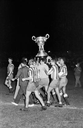 Málaga. Trofeo Costa del Sol. Entrega de la copa al FC Málaga. Estadio de la Rosaleda. Agosto de 1963