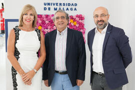 Katia Westerdahl, José Ángel Narváez y Giovanni Caprara tras la graduación de alumnos del CIE-UMA el Día del Español. Centro Internacional de Español de la Universidad de Málaga. Junio de 2016