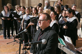 Coro Oficial de la Universidad de Málaga. Acto de la Hermandad de los Estudiantes en la Catedral. Plaza del Obispo, Málaga. Abril de 2019
