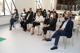 Asistentes a la inauguración de la exposición itinerante sobre el plan "Vive tu ciudad". Escuela Técnica Superior de Arquitectura de la Universidad de Málaga. Octubre de 2021