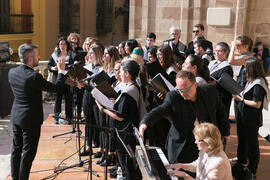 Coro Oficial de la Universidad de Málaga. Acto de la Hermandad de los Estudiantes en la Catedral. Plaza del Obispo, Málaga. Abril de 2019