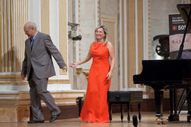 Diego Rodríguez presenta a Paula Coronas en su concierto homenaje a la Facultad de Económicas. Teatro María Cristina. Mayo de 2015