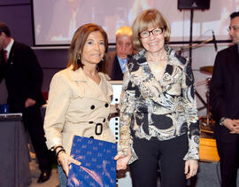 Entrega de regalo en la cena del 3º Congreso Internacional de Actividad Físico-Deportiva para Mayores de la Universidad de Málaga. Hotel Barceló Málaga. Marzo de 2009