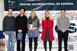 José Carlos Godoy, Sandra Reche y Daniel Mora con alumnos en su graduación en el CIE de la Universidad de Málaga. Centro Internacional de Español. Febrero de 2015