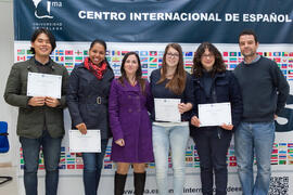 Beatriz Pons y José Carlos Godoy con alumnos en su graduación en el CIE de la Universidad de Málaga. Centro Internacional de Español. Febrero de 2015