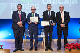 Entrega a Unicaja (Banco y Fundación) de la distinción "Oikonomos" de la Facultad de Ciencias Económicas y Empresariales de la Universidad de Málaga. Paraninfo. Diciembre de 2024