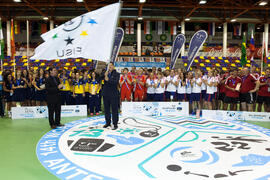 Jose Roberto Athayde ondeando la bandera de FISU. Acto de clausura y entrega de medallas. 14º Campeonato del Mundo Universitario de Fútbol Sala 2014 (FUTSAL). Antequera. Julio de 2014