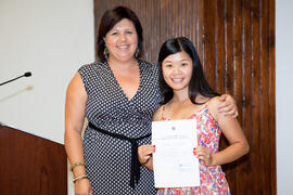 Francisca Miranda con una alumna en su graduación. Centro Internacional de Español. Julio de 2014