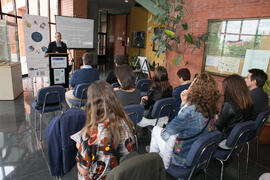 Gregorio García Reche presenta la exposición bibliográfica "La Biblioteca Universitaria y el Turismo Sostenible en Málaga". Biblioteca General. Abril de 2017