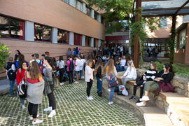 Alumnas y alumnos en la nueva "Isla Verde" de la Universidad de Málaga. Facultad de Ciencias de la Comunicación y Turismo. Octubre de 2019