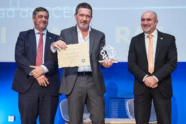 Entrega a Antonio Banderas de la distinción "Oikonomos" de la Facultad de Ciencias Económicas y Empresariales de la Universidad de Málaga. Paraninfo. Diciembre de 2024