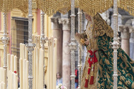 Trono de Nuestra Señora de Gracia y Esperanza. Acto de la Hermandad de los Estudiantes en la Catedral. Plaza del Obispo, Málaga. Abril de 2022