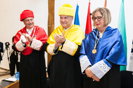 Adelaida de la Calle, José María Martín Delgado y Antonio Díez de los Ríos en la imposición de la Medalla de Oro de la Universidad de Málaga a Adelaida de la Calle. Paraninfo. Mayo de 2016