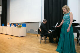 Actuación de la soprano Ascensión Padilla, acompañada al piano por Ernesto Gabaldón. Graduación y clausura del curso del Aula de Mayores de la Universidad de Málaga. Campus de Teatinos. Junio de 2018