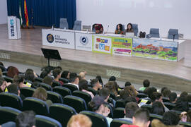 Beatriz Lacomba imparte la ponencia "Prueba para el acceso y admisión a la Universidad". Jornadas de Puertas Abiertas de la Universidad de Málaga. Complejo Polideportivo Universitario. Abril de 2018