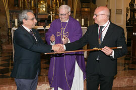 Entrega del bastón de mando de la Universidad de Málaga a la Cofradía de los Estudiantes. Misa de Lunes Santo. Iglesia de San Agustín. Abril de 2017